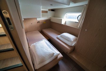 Gästezimmer Swift Home - Yacht Sibenik Helle und luftige Doppelkabine auf dem Beneteau Swift Trawler 41.