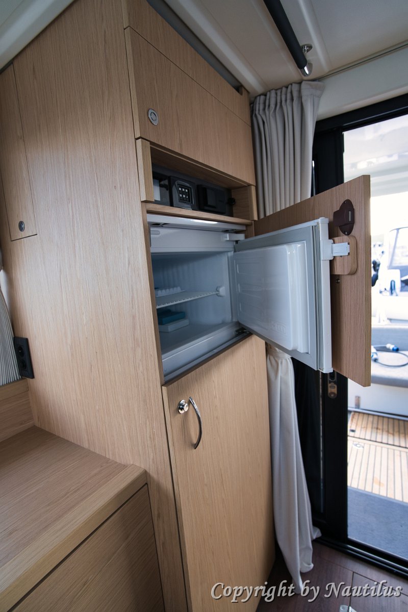 Kühlschrank mit großer Kapazität Hoher Kühlschrank, perfekt in die Möbel der 'Swift Home' integriert.