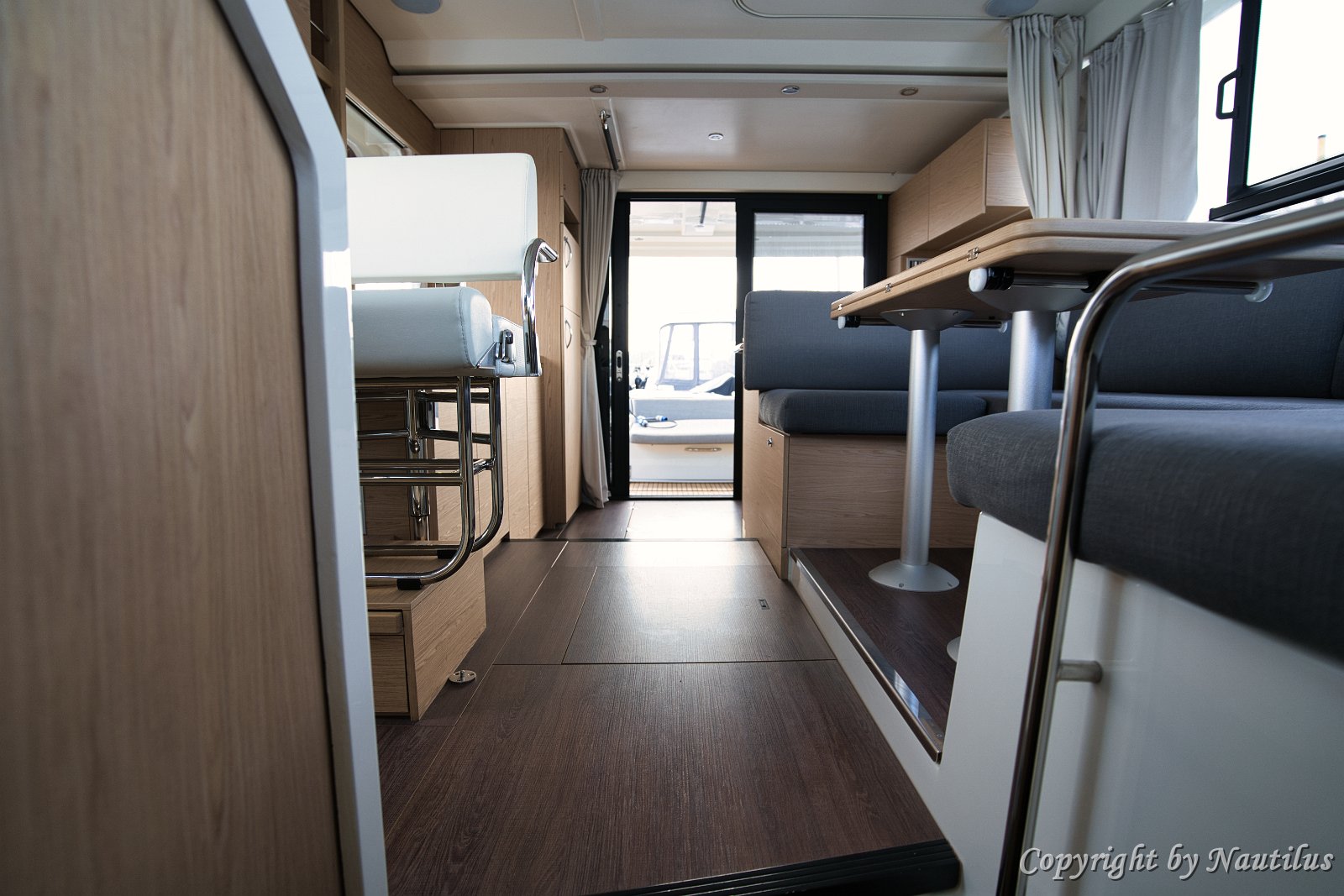 Nahtloses Wohnen innen und außen Blick nach achtern zu den Glasschiebetüren, die den Salon mit dem Cockpit verbinden.