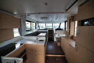 Heller Salon auf der 'Swift Home' Geräumiger, lichtdurchfluteter Salon mit großen Fenstern für 360-Grad-Aussicht.