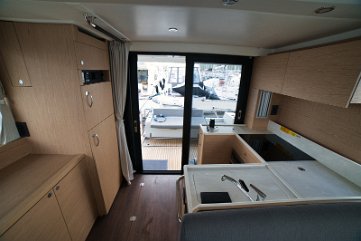 Entspannte Atmosphäre an Bord Das Innendesign des Swift Trawler 41 legt Wert auf Komfort und Praktikabilität für lange Törns.