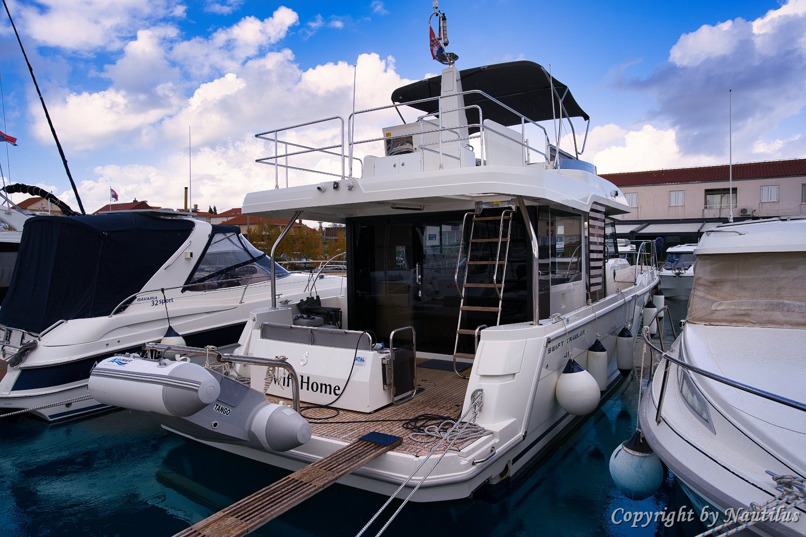 Swift Trawler 41 u bazi Pirovac, Šibenik Pogled na krmu 'Swift Home' u marini Pirovac. Spreman za istraživanje šibenskog arhipelaga.