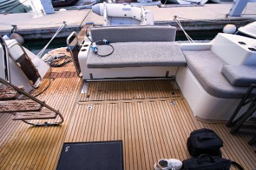 Motorni brod Swift Trawler 41 - Tikovina Visokokvalitetna tikovina u kokpitu 'Swift Home' dodaje dodir luksuza ovoj praktičnoj jahti.