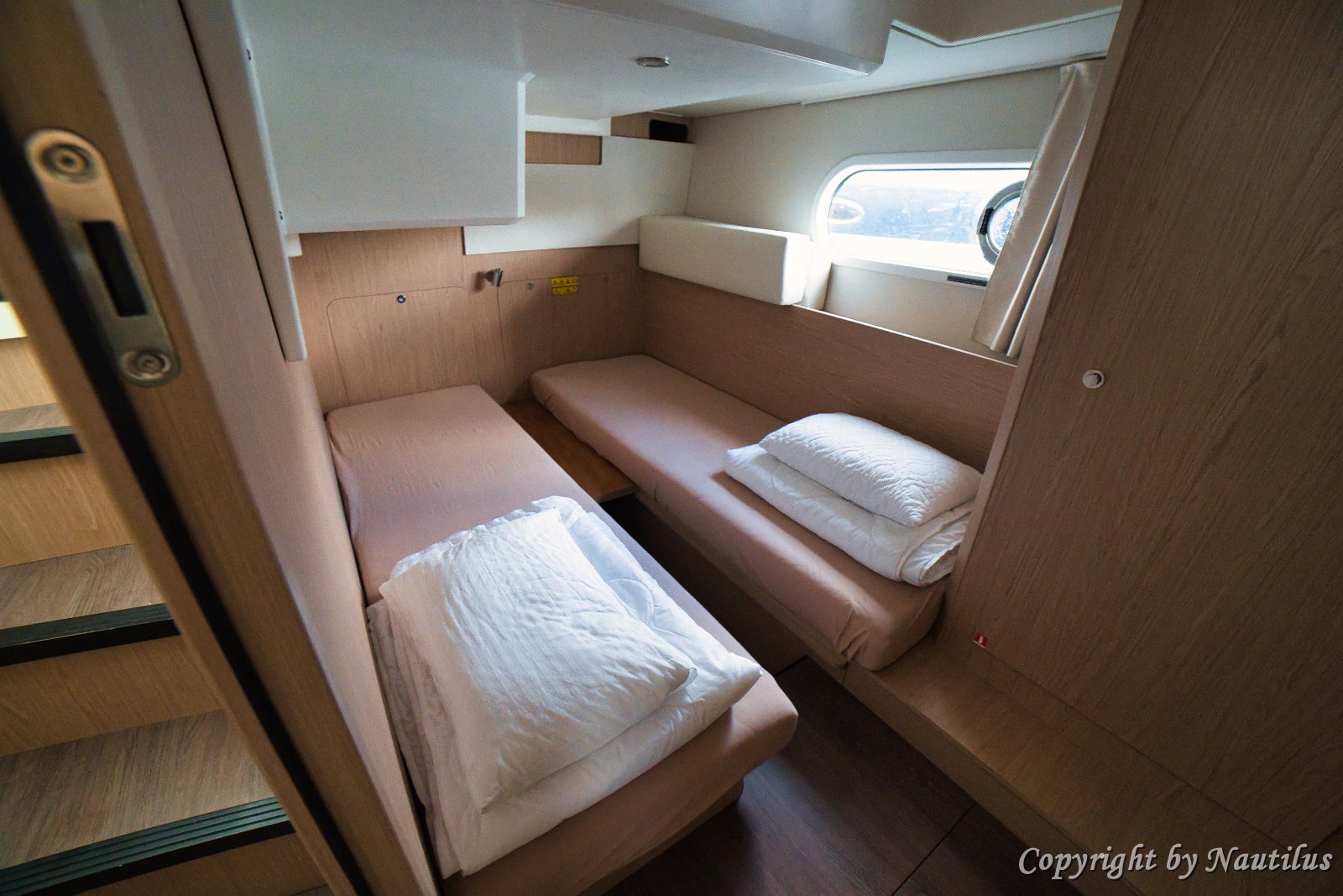 Gostinska soba Swift Home - Jahta Šibenik Svijetla i prozračna dvokrevetna kabina na Beneteau Swift Trawleru 41.