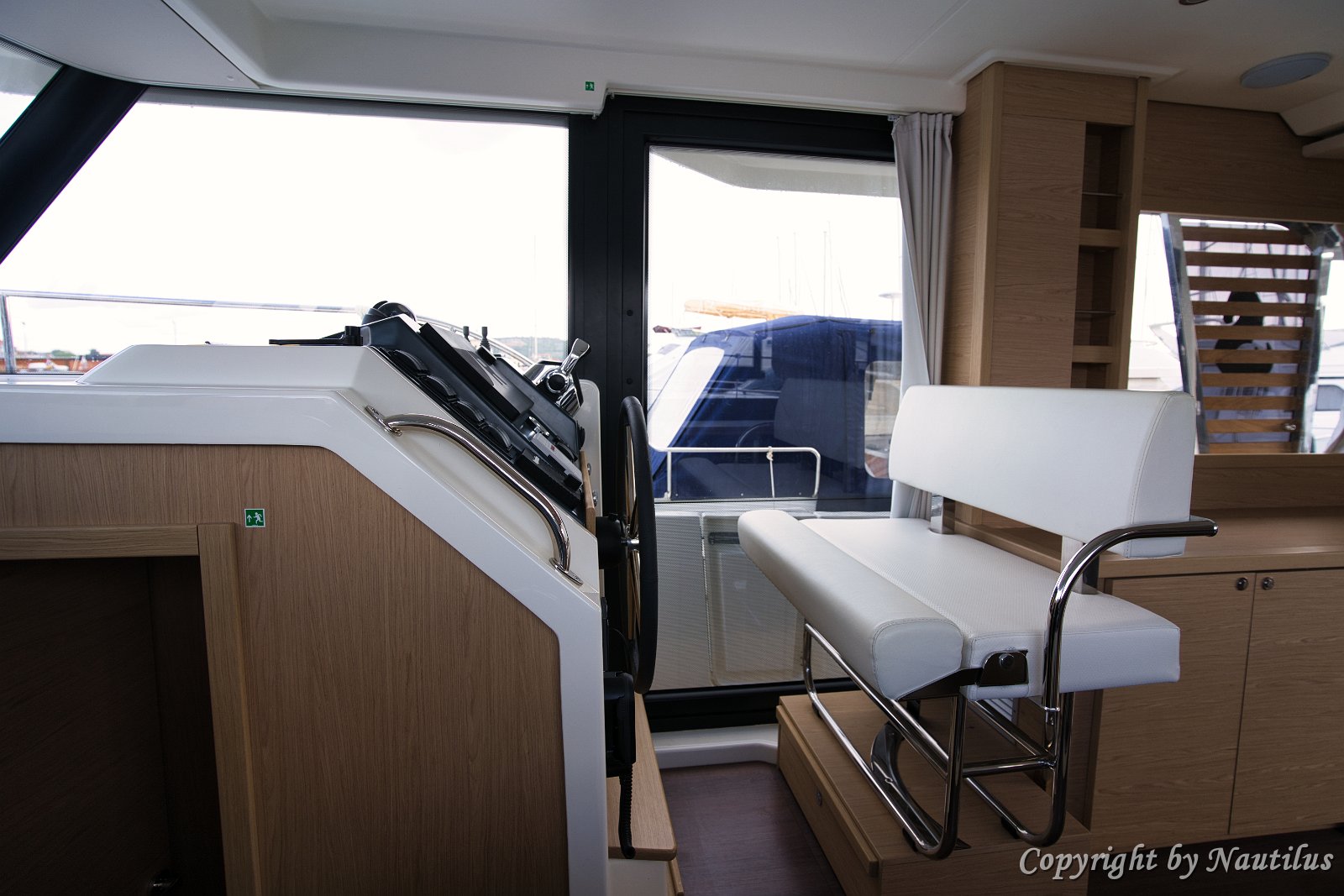 Dvostruko sjedalo za vozača Udobna podesiva dvostruka klupa na kormilu, omogućuje društvo kapetanu tijekom plovidbe.