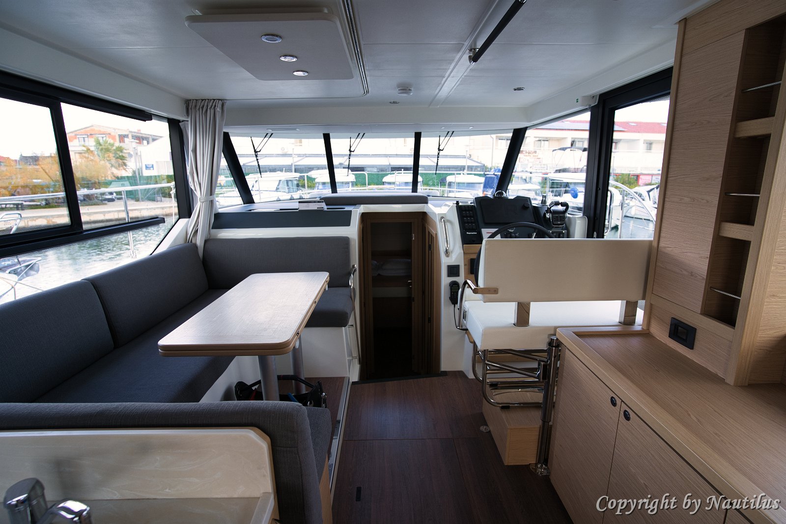 Panoramski pogled iz salona - Najam Pirovac, Sibenik, Dalmacija Uživajte u krajoliku šibenskog arhipelaga iz udobnosti klimatiziranog salona.