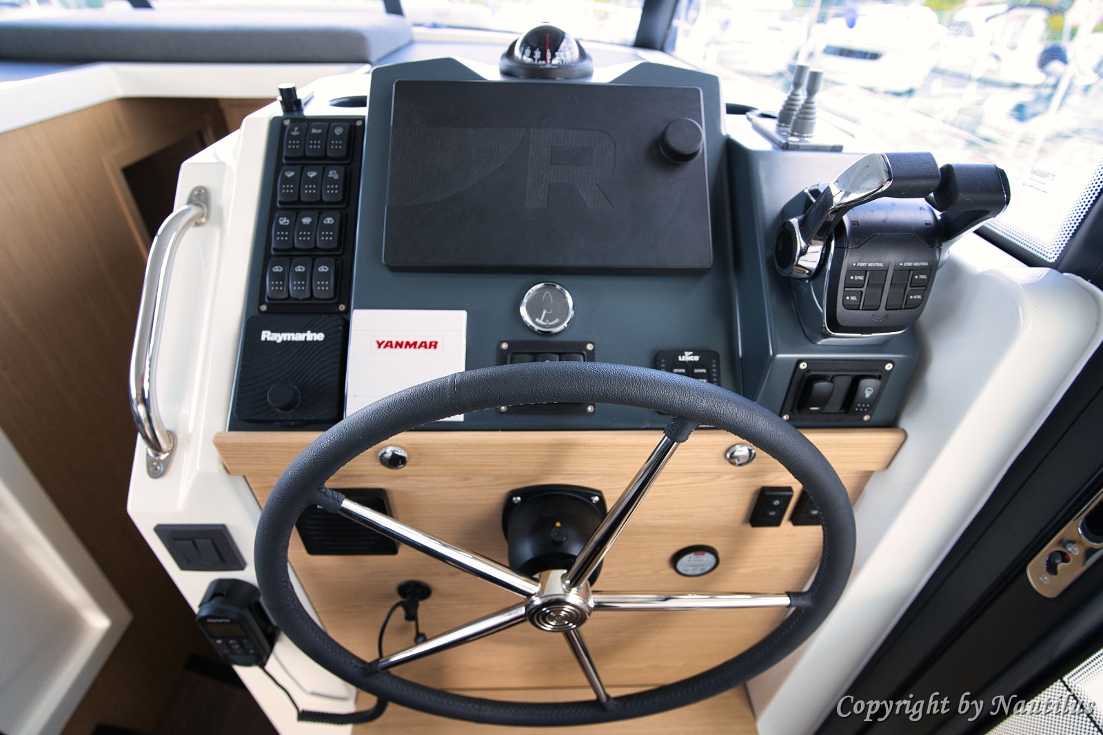 Kapetanov pogled - Detalj kormila Preuzmite zapovjedništvo nad Beneteau Swift Trawler 41 Fly uz ovo tradicionalno, a moderno kormilo.