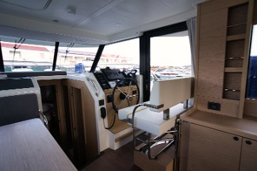 Društveni prostor na motornoj jahti Trawler 41 Otvoreni tlocrt povezuje kormilo, kuhinju i blagovaonicu, stvarajući odličnu atmosferu.