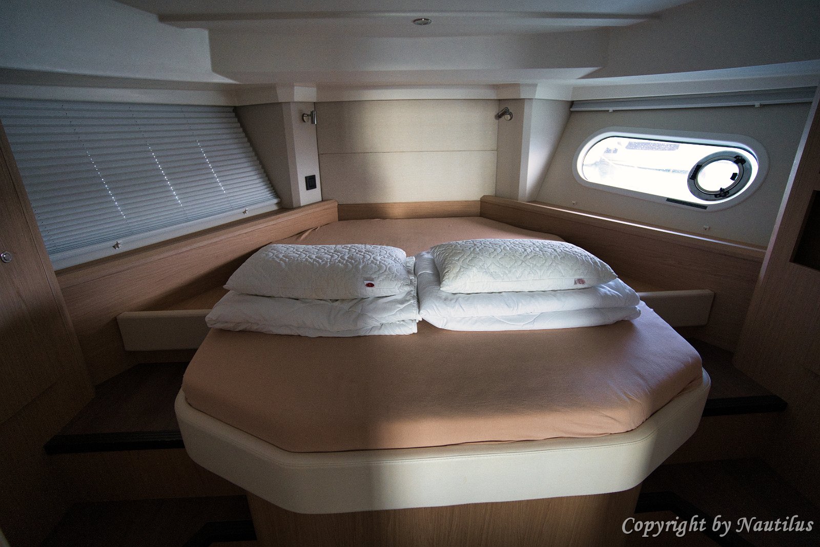 Beneteau Swift Trawler 41 - Cabina Armatoriale Spaziosa cabina armatoriale su 'Swift Home' con grande letto a isola e design elegante.