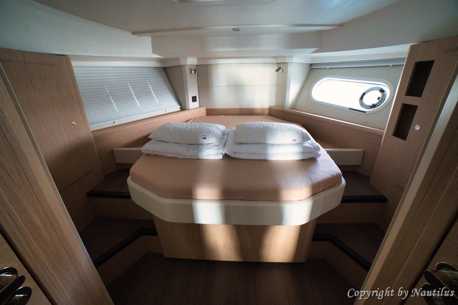 Barca a motore Swift Trawler 41 - Cabina Principale Ampio spazio di stivaggio e luce naturale rendono la cabina principale di 'Swift Home' un rifugio perfetto.