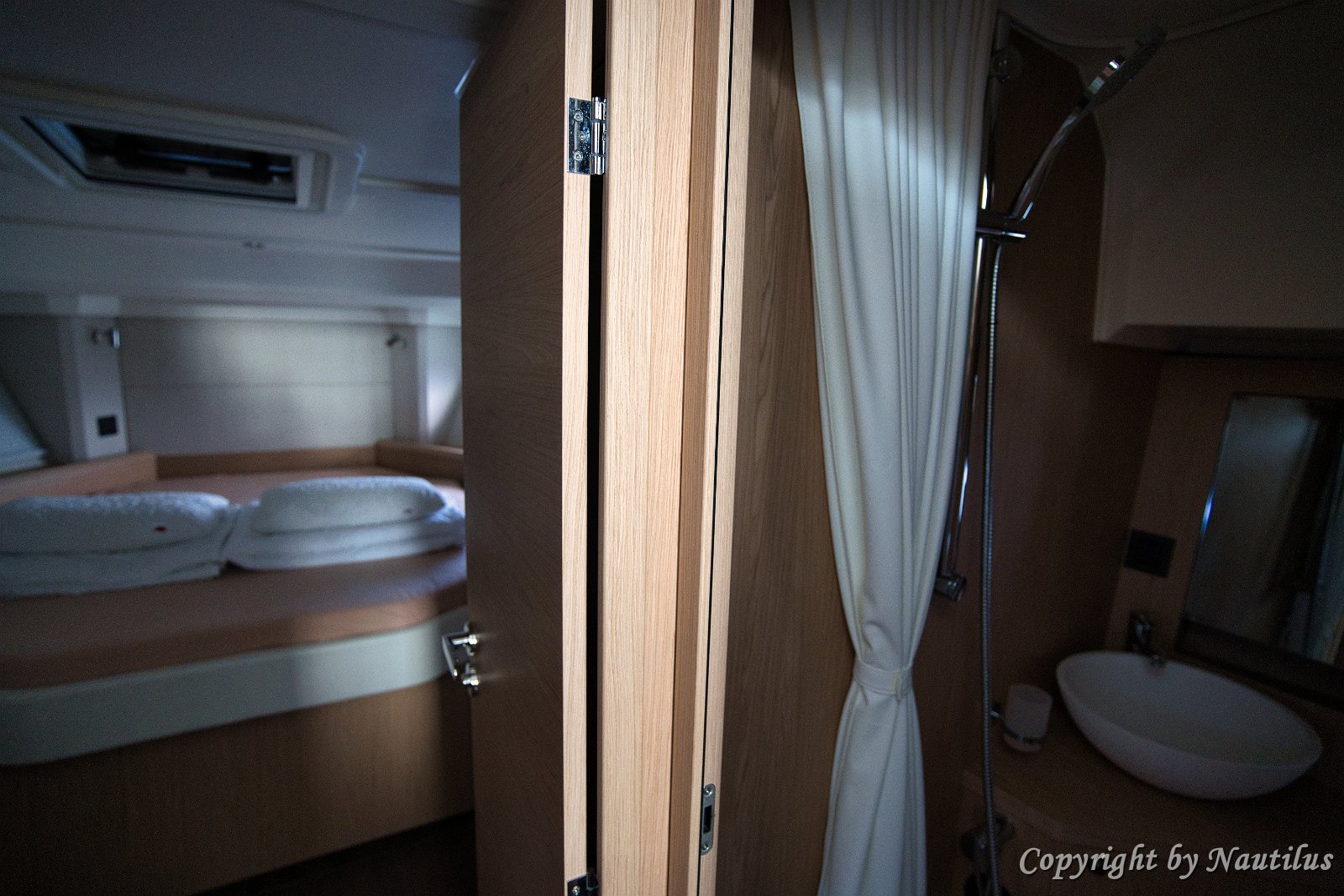 Accesso al bagno dalla cabina armatoriale Accesso diretto dalla cabina armatoriale al bagno privato su questo yacht Beneteau.