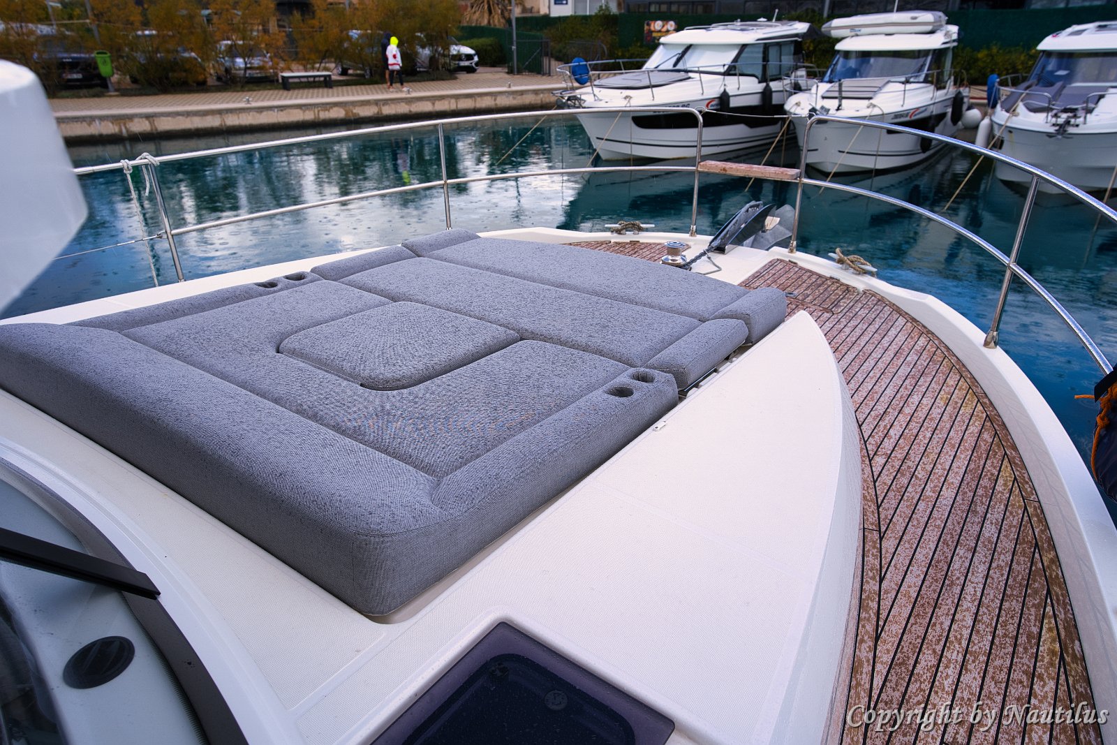 Prendisole sullo yacht a motore 'Swift Home' Grande cuscino prendisole a prua del Trawler 41, il luogo ideale per rilassarsi in una baia tranquilla.