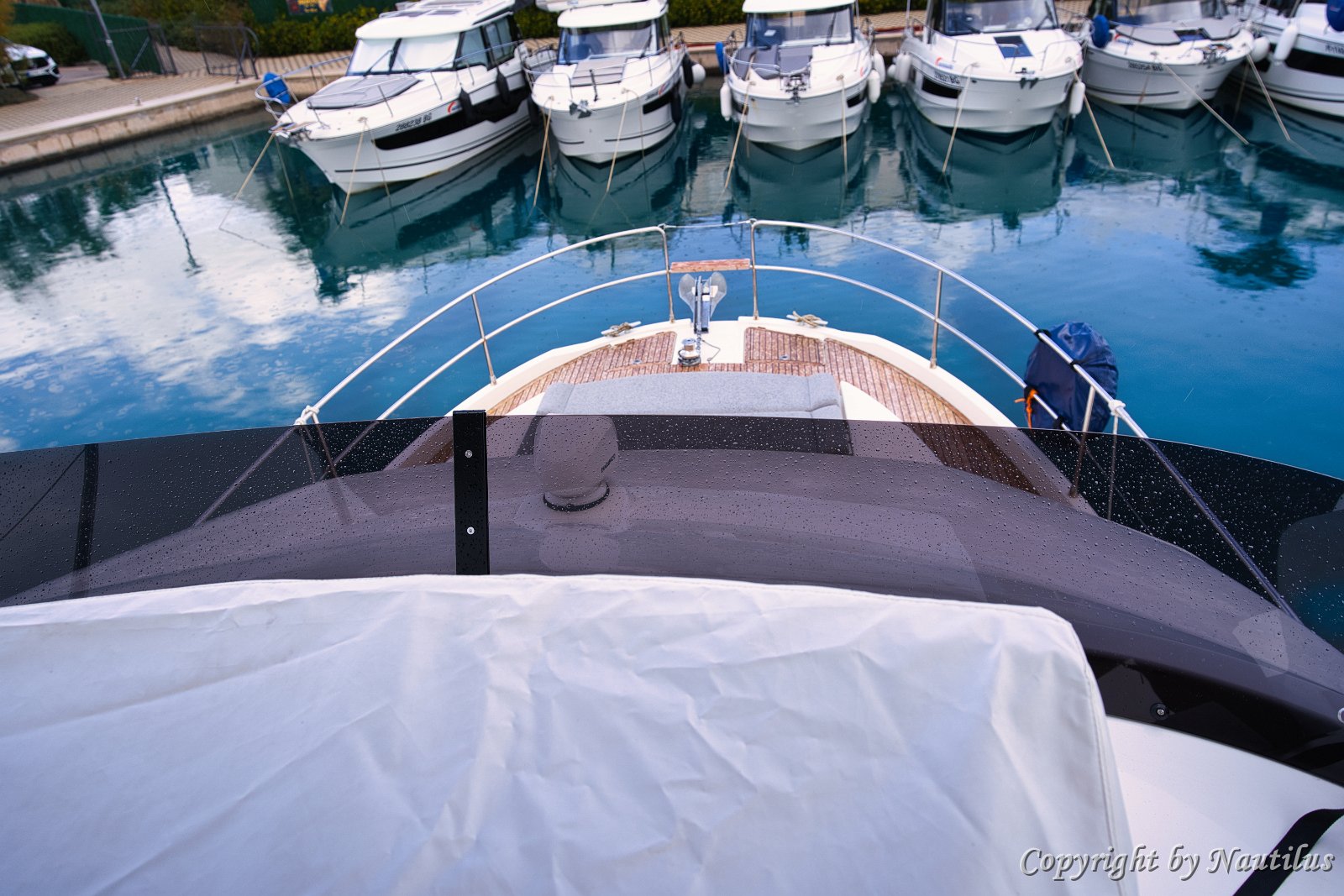 Yacht a motore Trawler 41 - Panoramica prua Vista completa della spaziosa prua di 'Swift Home', un mix di comfort e robuste caratteristiche marine.