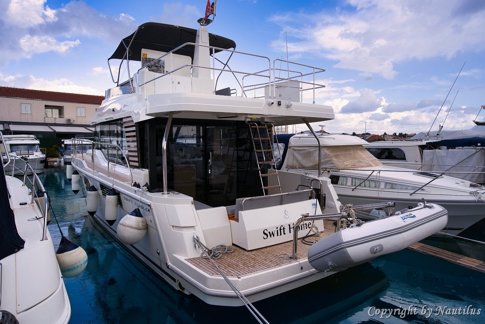 Profilo Beneteau Swift Trawler 41 Fly Linee eleganti del Swift Trawler 41. Progettato per lunghe crociere con un'efficienza eccezionale.