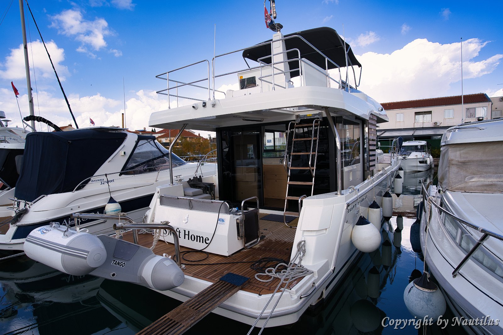 Porte d'ingresso scorrevoli in vetro Ampie porte in vetro aprono l'interno verso il ponte di poppa, unendo vita interna ed esterna.