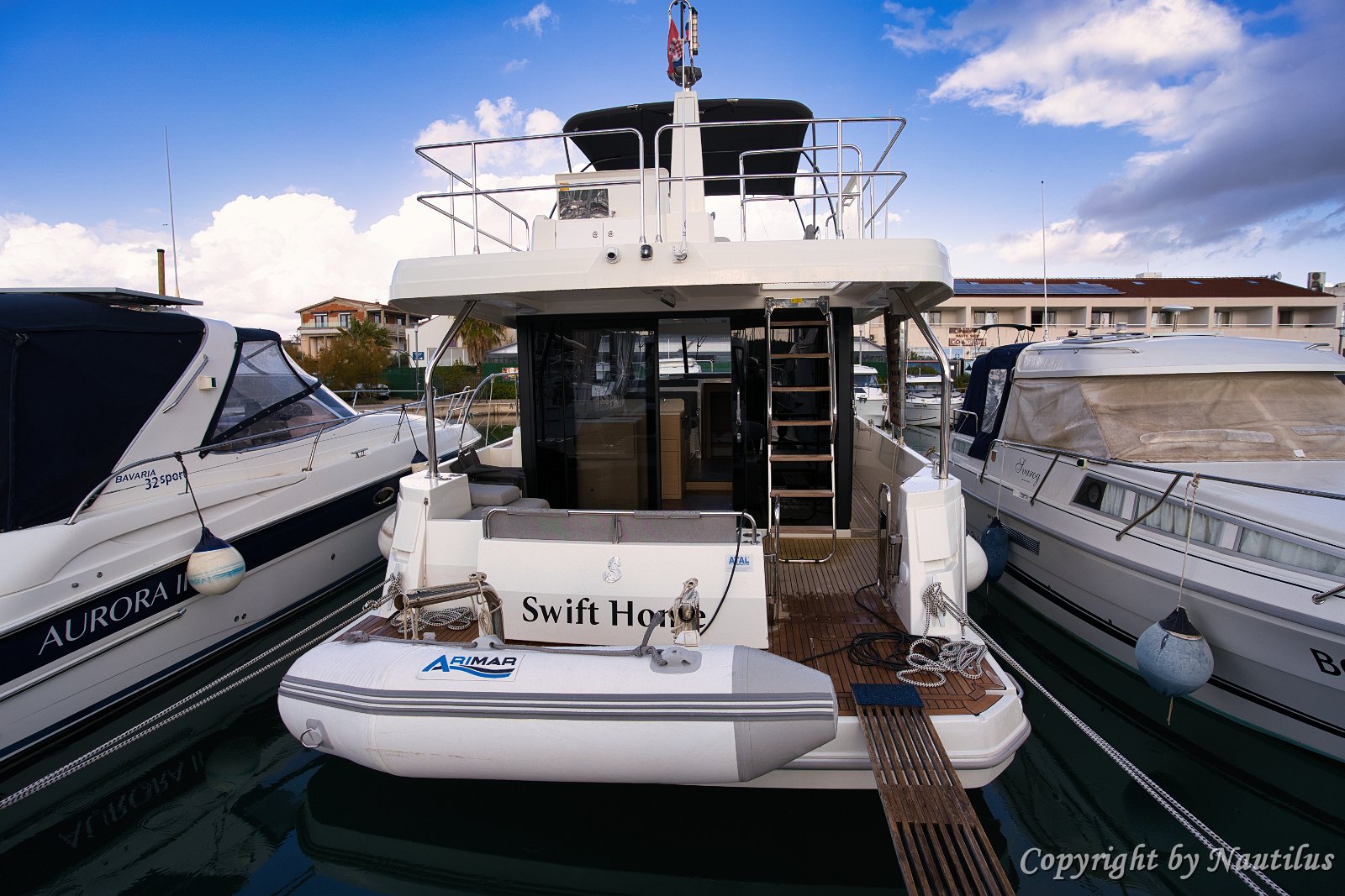 Benvenuti a bordo di 'Swift Home' Salite a bordo del Beneteau Swift Trawler 41 attraverso lo spazioso pozzetto in teak.