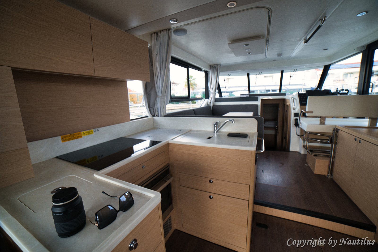 Spazio di lavoro e design della cucina Ampio piano di lavoro e stivaggio nella cucina di 'Swift Home' rendono cucinare un piacere.