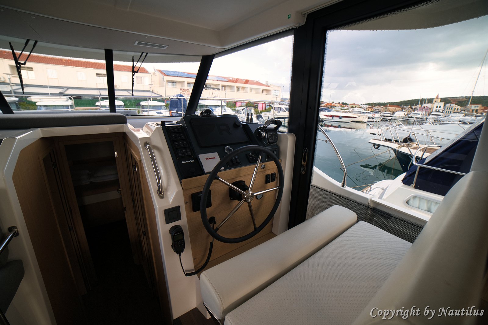 Comfort e stile degli interni Finiture di alta qualità e illuminazione intelligente creano un ambiente accogliente all'interno di questo yacht.