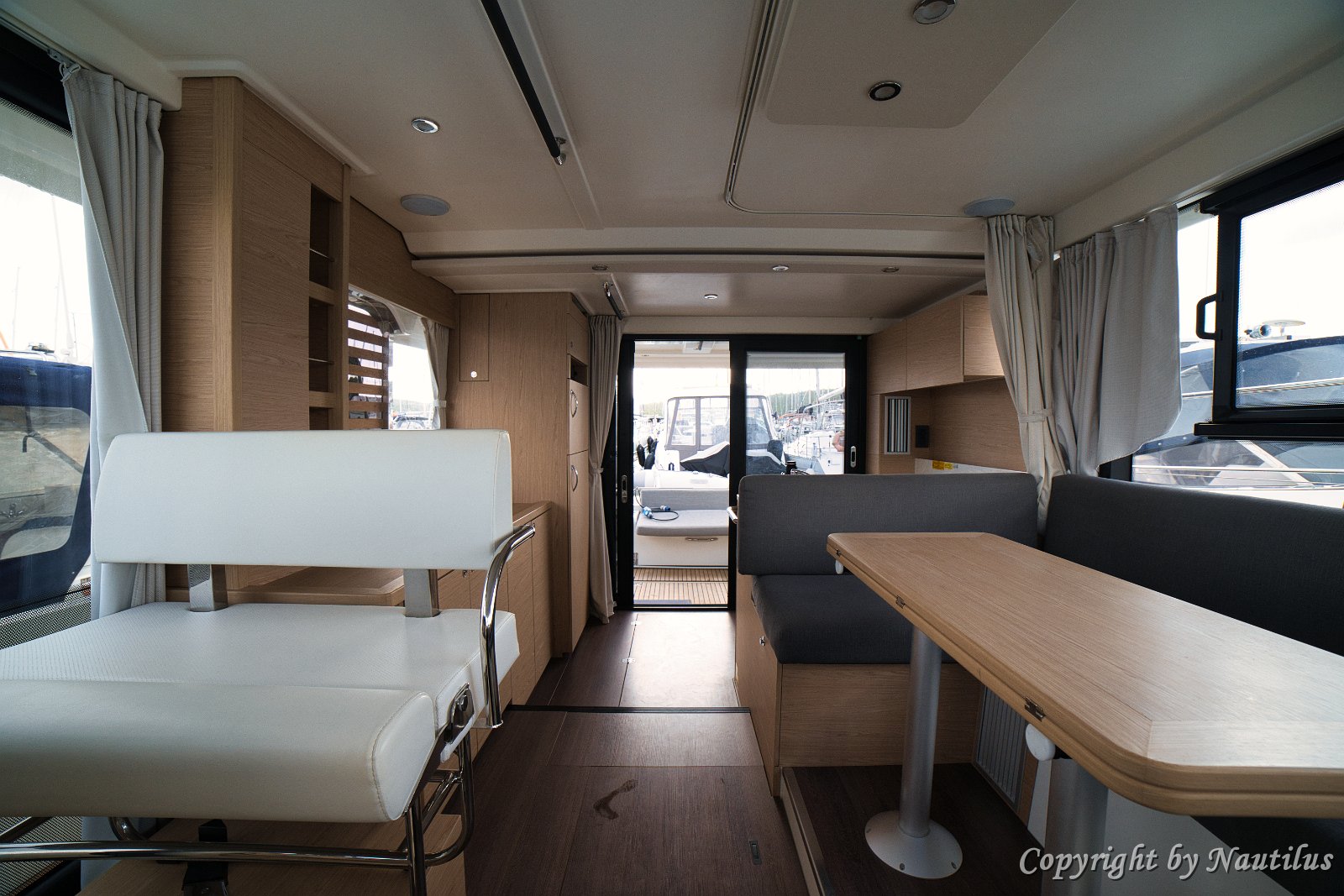 Spazio salone convertibile - Swift Home Il tavolo e i sedili nel salone offrono flessibilità per pranzare, rilassarsi o come letto extra.