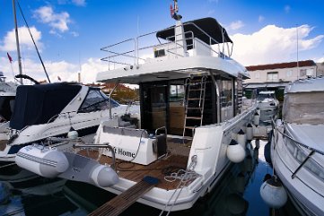 Porte d'ingresso scorrevoli in vetro Ampie porte in vetro aprono l'interno verso il ponte di poppa, unendo vita interna ed esterna.