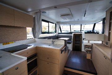 Cucina completamente attrezzata - Yacht Beneteau Cucina a U situata vicino al pozzetto, dotata di elettrodomestici moderni per preparare i pasti facilmente.