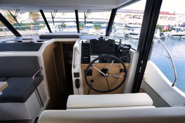 Timoneria moderna - Swift Trawler 41 Fly Postazione di guida ergonomica con elettronica di navigazione Raymarine all'avanguardia.