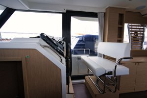 swift-trawler-41-fly-driver-seat-010