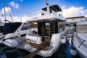 swift-trawler-41-fly-entrance-door-019