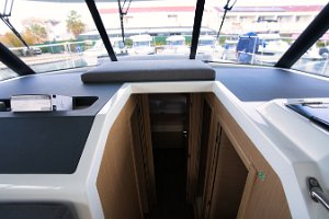 swift-trawler-41-fly-entrance-to-cabins-011