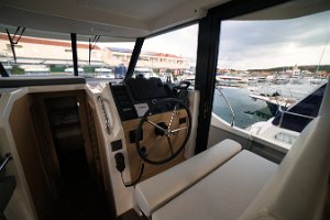 swift-trawler-41-fly-salon-009
